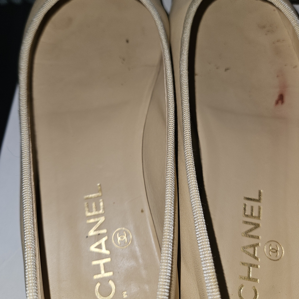 CHANEL Beige and Black Leather Flats - Picture 4 of 7